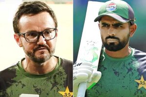 সম্মান জানাতে গিয়ে বাবরকে চিনতেই পারলেন না পাক কোচ! হেসে লুটোপুটি নেটিজেনরা