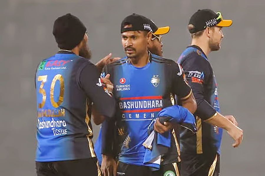 আইপিএল থেকে বাদ পড়ার পরের দিনই হারা ম্যাচ জেতালেন, তবুও সেরা হলেন না মুস্তাফিজুর