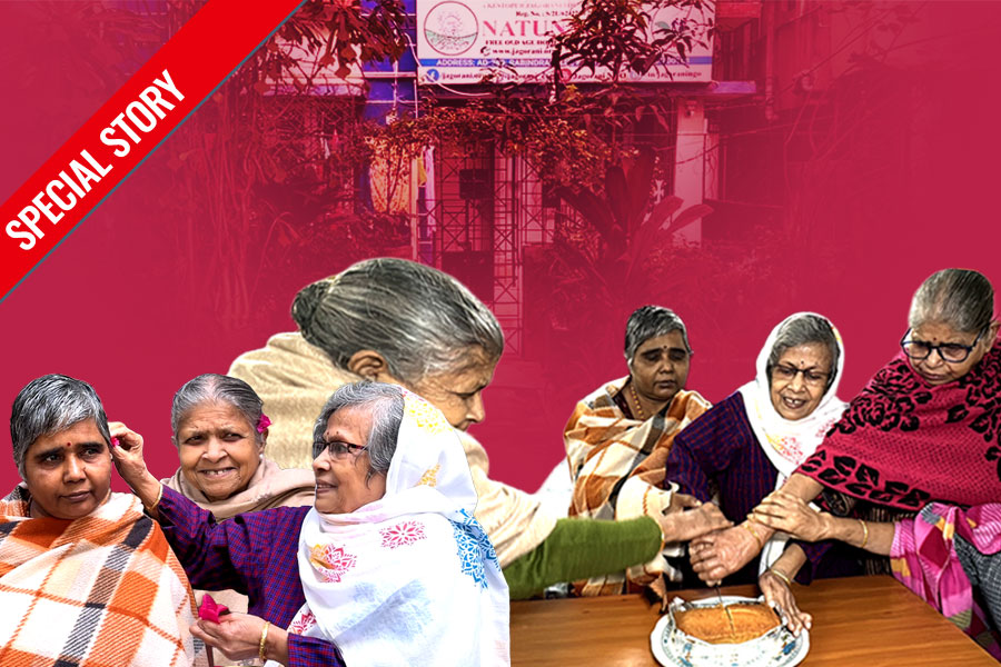 ‘এই বেশ ভালো আছি,’ বৃদ্ধাশ্রমেই নতুন বছরের আনন্দে মেতেছেন আবাসিকরা