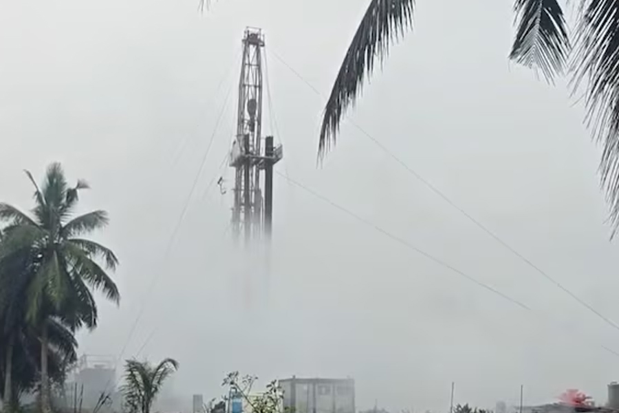 গ্যাস লিক করে ONGC’র তেলকূপে দাউদাউ আগুন, অন্ধ্রের গ্রাম থেকে সরানো হল বাসিন্দাদের