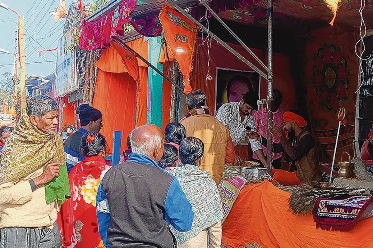 বাতাসা-মিছরি নয়, গঙ্গাসাগর মেলায় প্রসাদী ‘পকোড়া’ বিলি করে সুস্বাস্থ্যের বার্তা সাধুবাবার