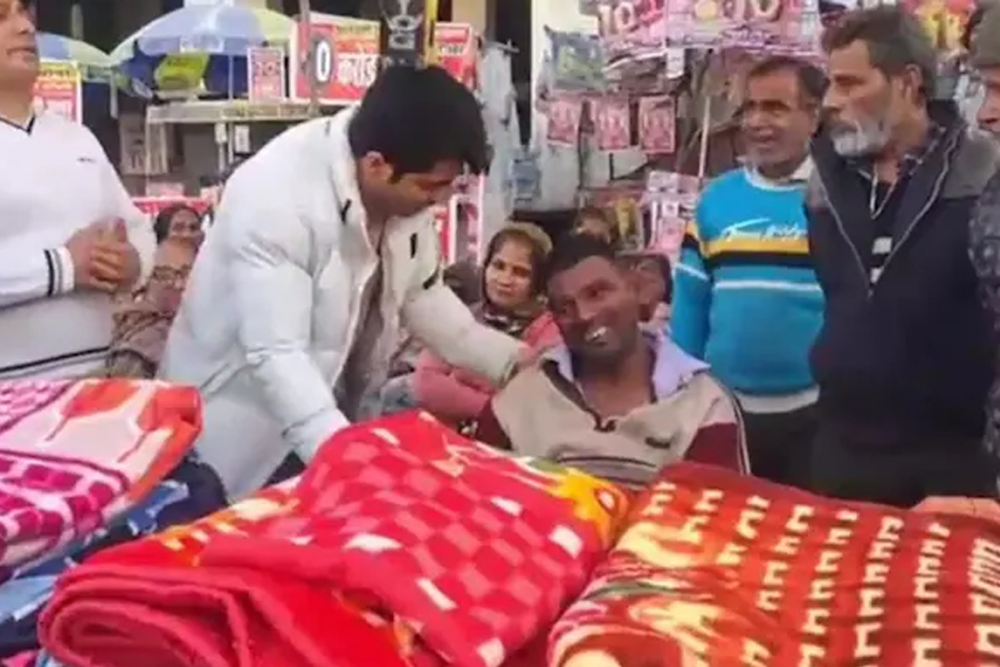 মনুষ্যত্ব আজও মরেনি, ভিক্ষার টাকায় দুস্থদের ৫০০ কম্বল দিলেন মোদির বাহবা পাওয়া রাজু ভিখারি