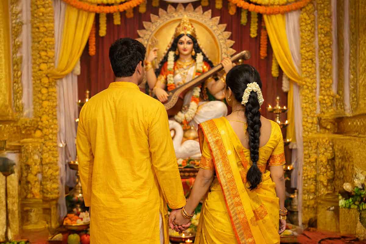 সরস্বতী পুজোয় মনের মানুষের সঙ্গে রংমিলান্তি? রাশি মেনে বেছে নিন আপনার শুভ সাজ