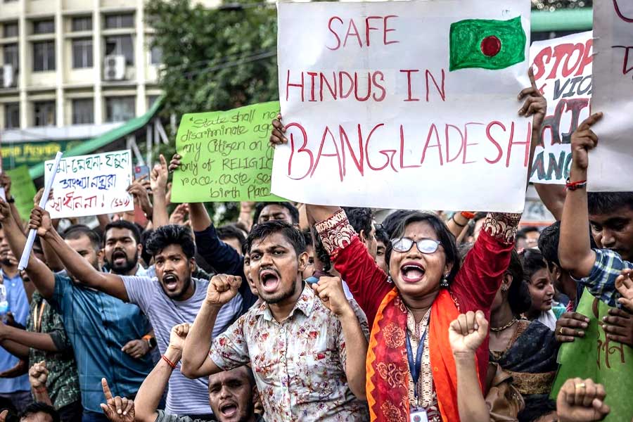 ফের বাংলাদেশে হামলার মুখে হিন্দু, প্রৌঢ়কে ধারাল অস্ত্রের কোপ! পুড়িয়ে মারার চেষ্টা উন্মত্ত জনতার