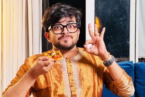 বিফ কাণ্ডে বিবেকদংশন! সায়ককে ‘এক বৃন্তে দুই কুসুমে’র পাঠ দিল ‘সেক্যুলার’ শহর