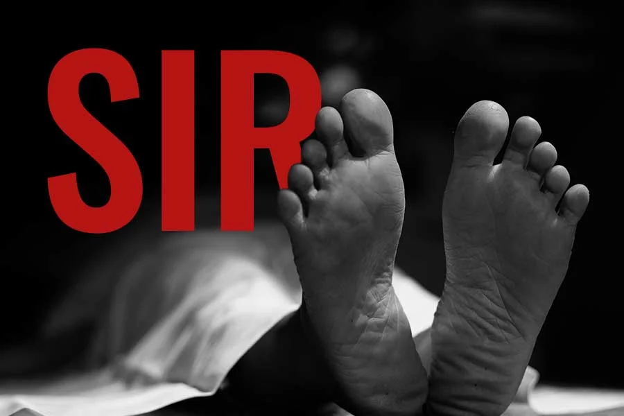শুনানির লাইনে মৃত্যু প্রৌঢ়ের, ডিটেনশন ক্যাম্পের ভয়ে ‘আত্মঘাতী’ অশীতিপর, SIR যেন আতঙ্কের আরেক নাম 