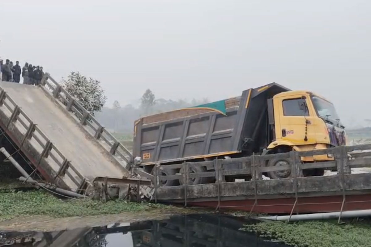 ডাম্পার উঠতেই অঘটন, শীতলকুচিতে নদীর উপর ভেঙে পড়ল বাম আমলে তৈরি সেতু!
