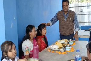এতটাও আপন হওয়া যায়! দুই প্রাক্তনীকে ১৫ বছর পর আইবুড়ো ভাত খাওয়ালো স্কুল
