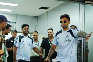 ‘সরে যান, রাস্তা ছাড়ুন…’, অধিনায়ককে ‘দেহরক্ষী’র ভূমিকায় দেখে লজ্জায় লাল সঞ্জু