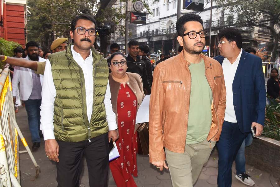 ‘হুমকি সংস্কৃতি’তে তিতিবিরক্ত টলিউড, সাইবার সেলের দ্বারস্থ স্বরূপ-সহ যিশু, পরমব্রত, আবিররা
