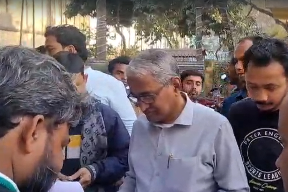 জঙ্গিপুরের সাংসদের স্ত্রী পুত্র-সহ সাতজনকে শুনানির নোটিস! কমিশনকে আক্রমণ খলিলুরের