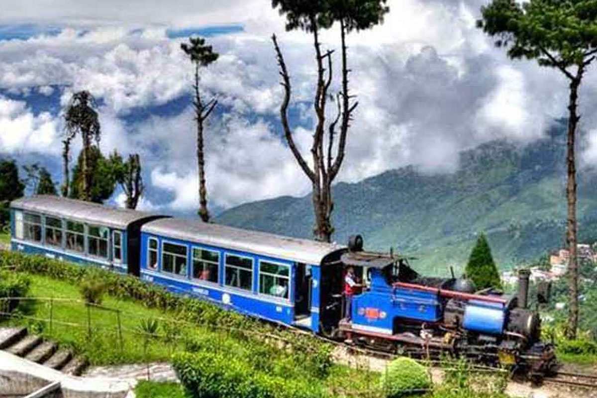 ভোটের আগে পর্যটকদের ‘নস্ট্যালজিক’ উপহার, দার্জিলিংয়ের টয়ট্রেনে জুড়ছে ব্রিটিশ আমলের ১৪ বগি