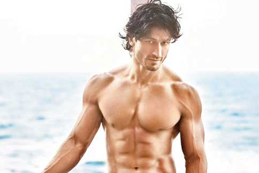 শরীরে সুতোটুকু নেই, নগ্ন হয়েই গাছে চড়লেন বিদ্যুৎ জামওয়াল, অভিনেতার এই ভিডিও দেখেছেন?