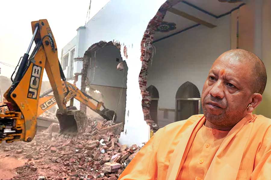 সম্ভলে সরকারি জমিতে মসজিদ-মাদ্রাসা! বুলডোজারে গুঁড়িয়ে দিল যোগী প্রশাসন