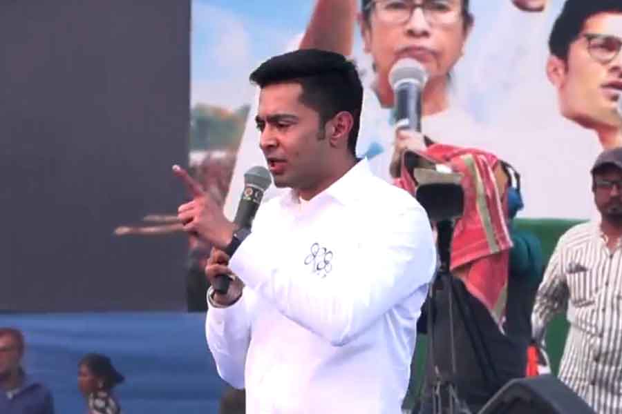 বাঙালি কী বুঝিয়ে এসেছি, ফের ‘রণহুংকার’ অভিষেকের