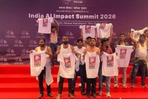 এআই সামিটে জামা খুলে প্রতিবাদ! মোদি বিরোধী স্লোগান দিয়ে আটক একাধিক কংগ্রেস নেতা