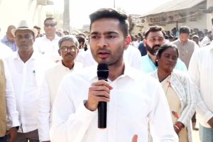 ‘মৃত্যু নিয়ে রাজনীতি করব না’, পুণেতে নিহত পুরুলিয়ার পরিযায়ীর পরিবারকে সাহায্যের আশ্বাস অভিষেকের