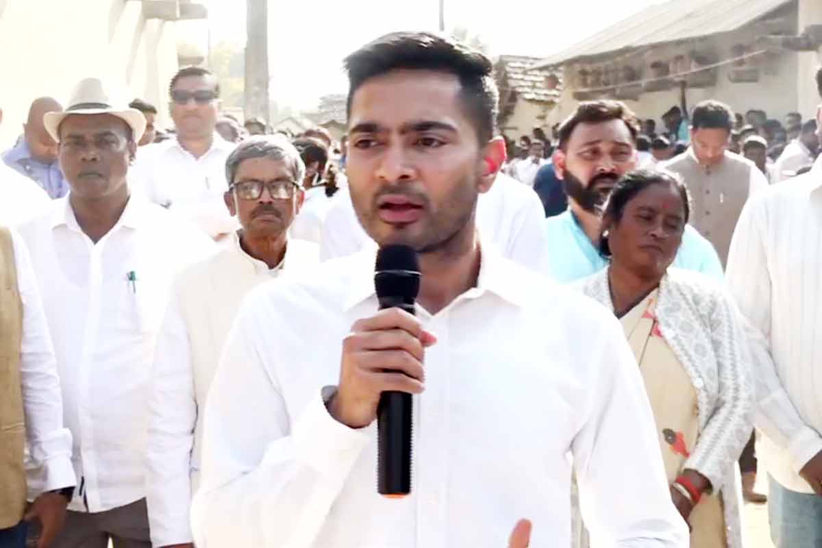 ‘মৃত্যু নিয়ে রাজনীতি করব না’, পুণেতে নিহত পুরুলিয়ার পরিযায়ীর পরিবারকে সাহায্যের আশ্বাস অভিষেকের