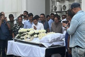 সদ্য পিতৃহারা শুভ্রাংশুকে একা ছাড়ছেন না, মুকুল রায়ের দেহ নিয়ে কাঁচরাপাড়ায় অভিষেক