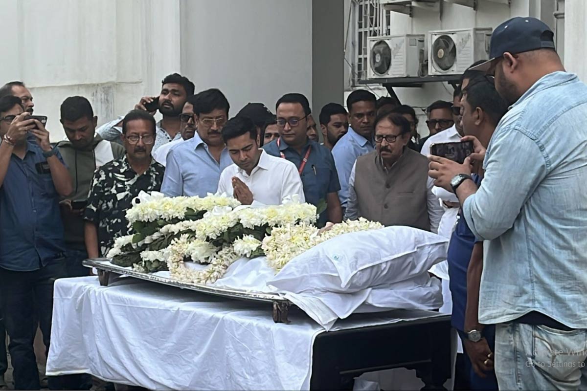 সদ্য পিতৃহারা শুভ্রাংশুকে একা ছাড়ছেন না, মুকুল রায়ের দেহ নিয়ে কাঁচরাপাড়ায় অভিষেক