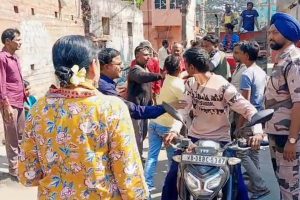 জনসংযোগে বেরিয়ে ফের বিক্ষোভের মুখে অগ্নিমিত্রা! হাতাহাতিতে জড়ালেন বিজেপি কর্মীরা