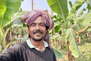 চাষের কাজ করতে করতে কবিতা পাঠ, ভাইরাল বাংলার ‘কবিতাওয়ালা’