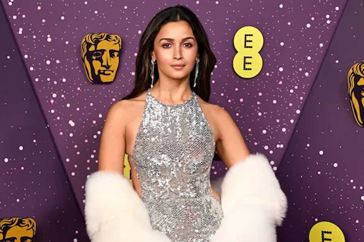 ‘সাচ্চা ভারতীয়’, হিন্দিতে বক্তব্য শুরু করে ‘বাফটা’র মঞ্চে নজির আলিয়ার