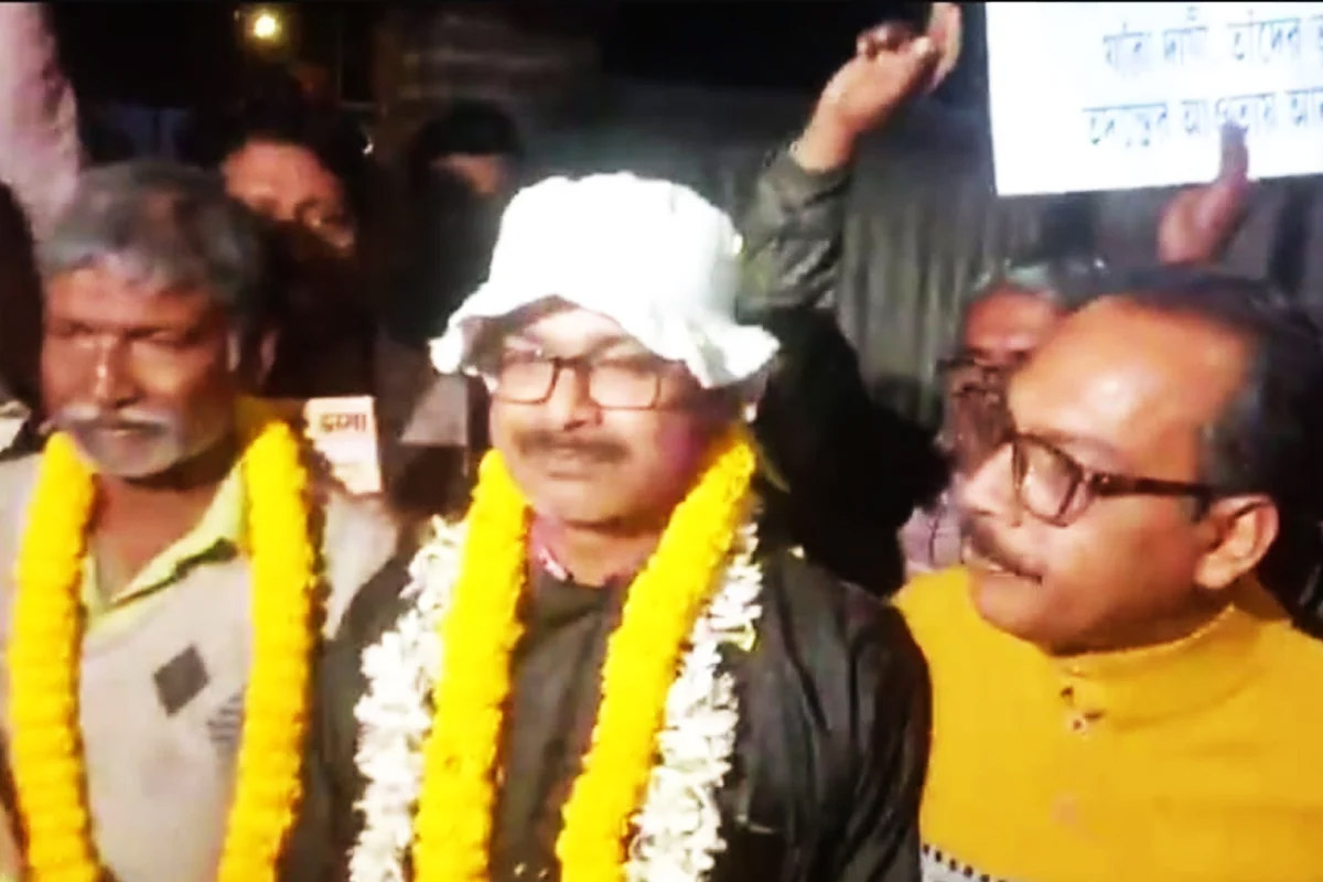 মায়ের অঙ্গ বিক্রির দায় থেকে ‘মুক্তি’, বাড়ি ফিরেই SIR-এর কাজে বিএলও আমির চাঁদ, আতঙ্কে শিশুপুত্র