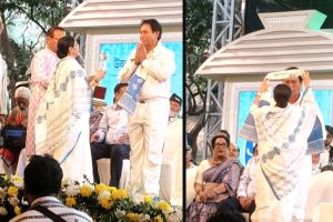 একুশের মঞ্চে মমতার পাশে অনন্ত মহারাজ, ‘বঙ্গবিভূষণ’ সম্মান প্রাপ্তি বিজেপি সাংসদের