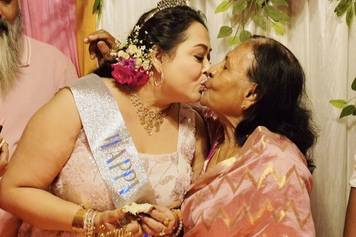 শাশুড়ির ঠোঁটে ঠোঁট! জন্মদিনের ছবি পোস্ট করে অপরাজিতা লিখলেন, ‘আমার লাইফলাইন’