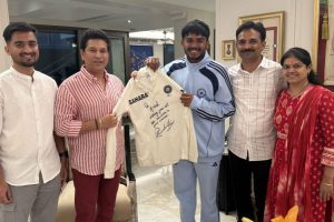 ‘প্রলোভনে পা দিও না’, ছোটদের বিশ্বজয়ী অধিনায়ক আয়ুষকে জার্সি উপহার দিয়ে পরামর্শ শচীনের