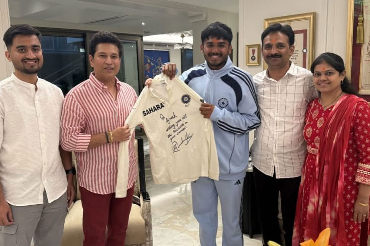 ‘প্রলোভনে পা দিও না’, ছোটদের বিশ্বজয়ী অধিনায়ক আয়ুষকে জার্সি উপহার দিয়ে পরামর্শ শচীনের