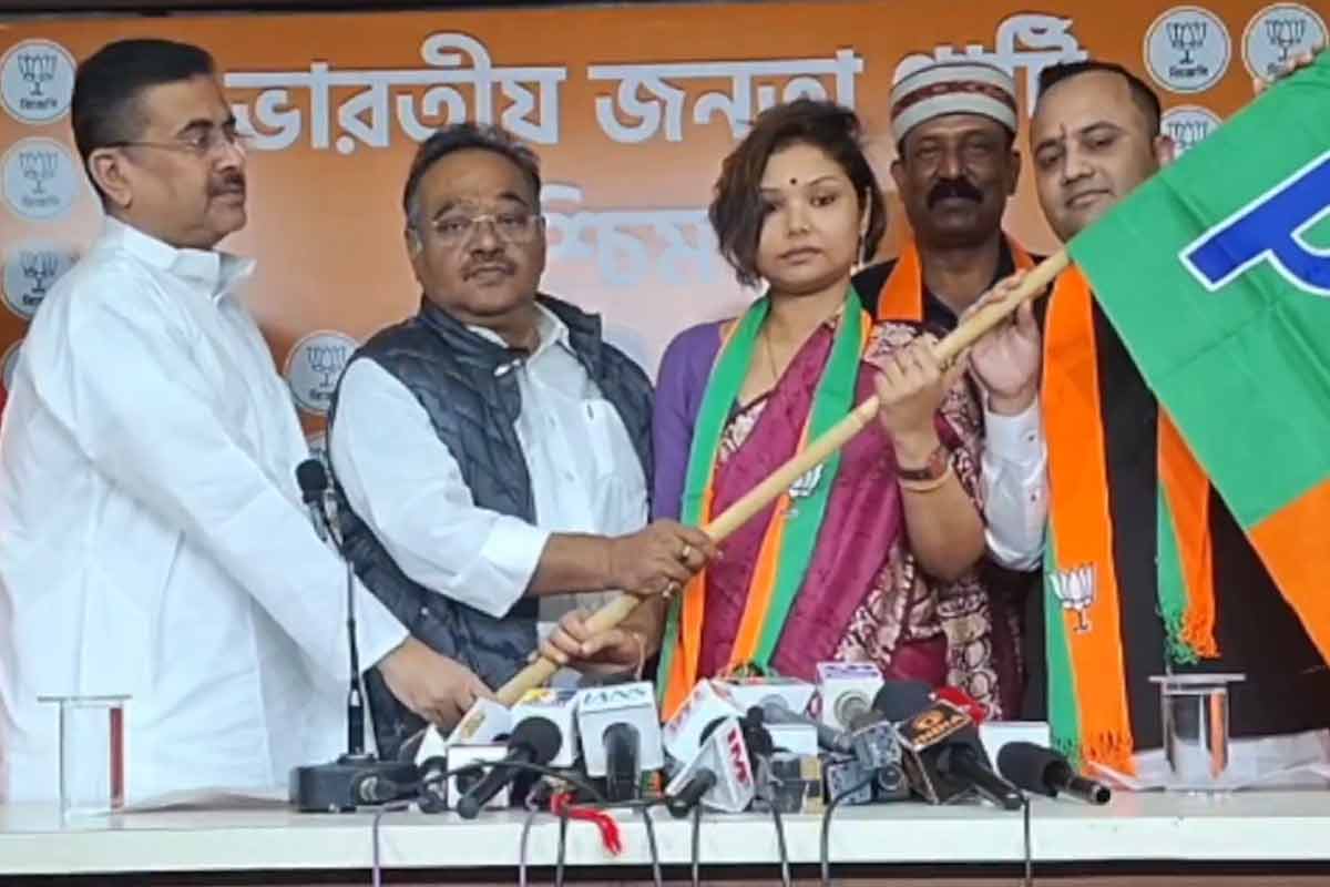 দিদি তৃণমূল কাউন্সিলর, ভোটের মুখে বিজেপিতে যোগ ক্ষিতি গোস্বামীর মেয়ে কস্তুরীর