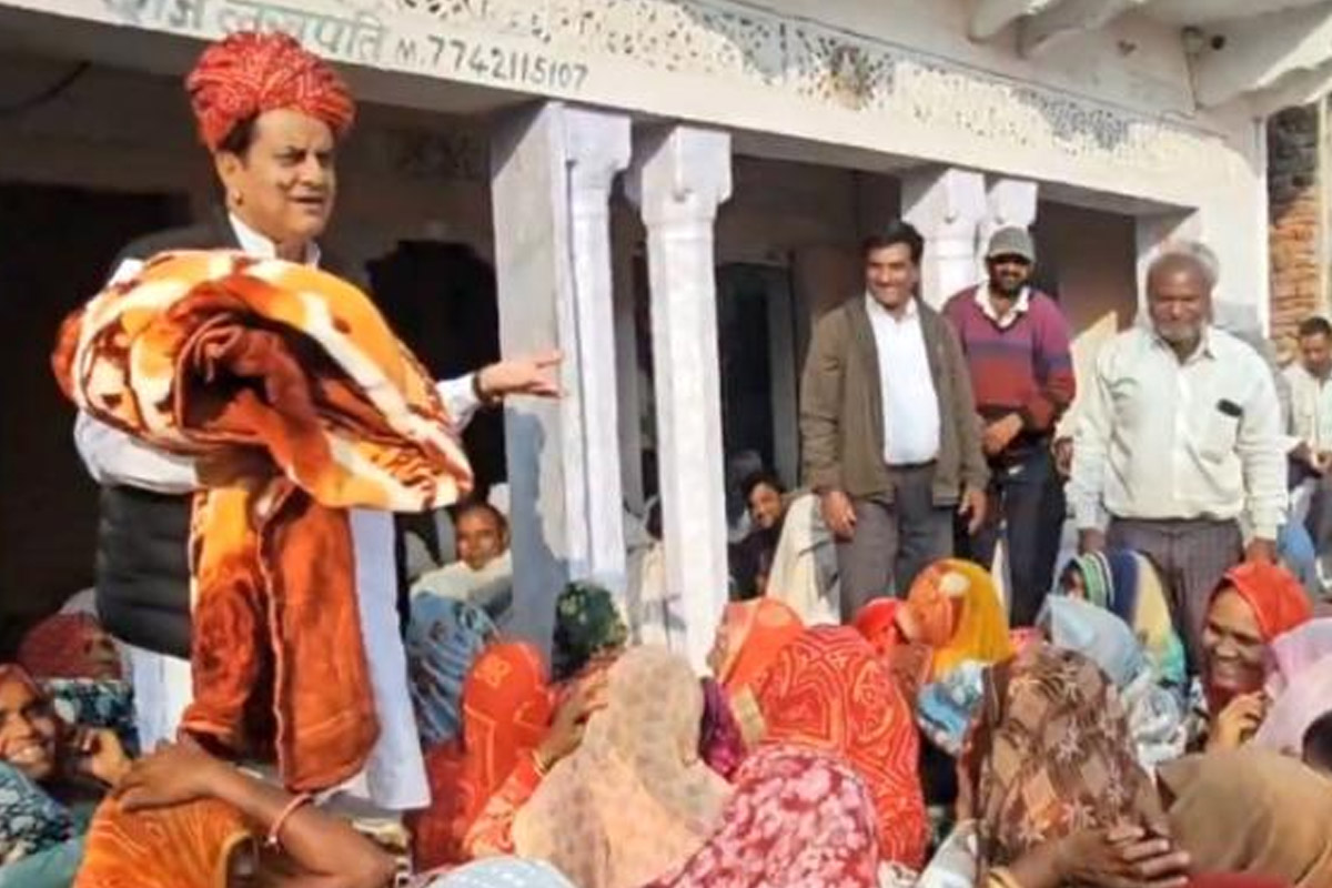 ‘ওরা মোদিবিরোধী’, কম্বল দিয়েও মুসলিম মহিলাদের থেকে কেড়ে নিলেন বিজেপি নেতা