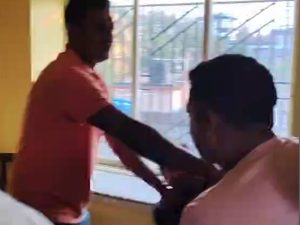 দলীয় কার্যালয়ের ভিতরেই নেতাকে বেধড়ক মার কর্মীদের! ভাইরাল বিজেপির গোষ্ঠীকোন্দলের ভিডিও