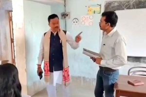 বাঁকুড়ায় বিজেপি বিধায়কের ‘দাদাগিরি’, ক্লাসে ঢুকে পড়ুয়াদের সামনেই শিক্ষককে অপমান!