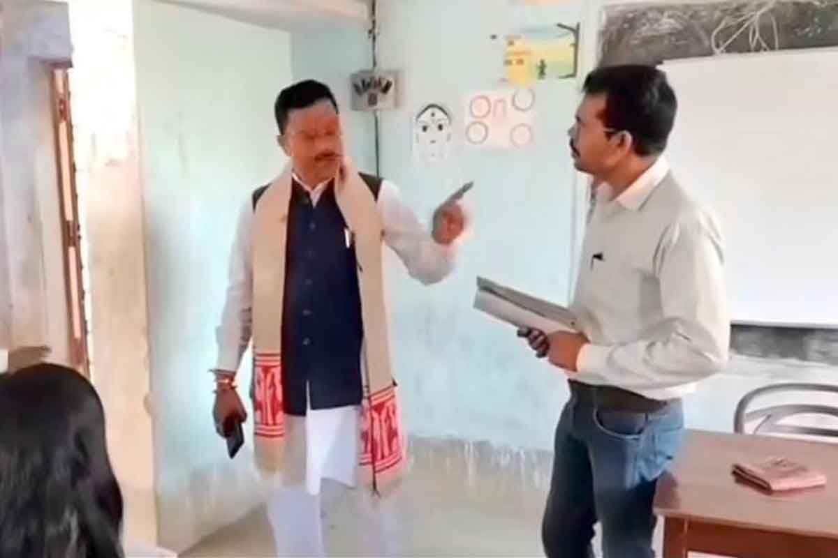 বাঁকুড়ায় বিজেপি বিধায়কের ‘দাদাগিরি’, ক্লাসে ঢুকে পড়ুয়াদের সামনেই শিক্ষককে অপমান!