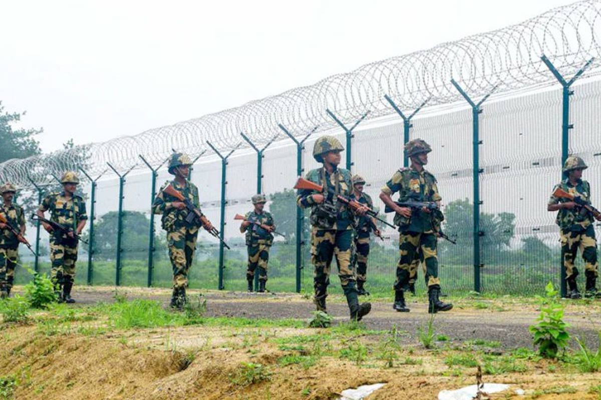 কাঁটাতারে মাথায় হাত চোরাকারবারিদের! বাংলাদেশ থেকে বিএসএফকে লক্ষ্য করে ছোড়া হচ্ছে পাথর