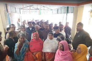 বৈধ নাম কাটার ‘চেষ্টা’, বাদুড়িয়ায় ৩৩ জীবিতকে ‘মৃত’ দেখিয়ে ফর্ম পূরণ বিজেপির! বিক্ষোভ বিডিও অফিসে