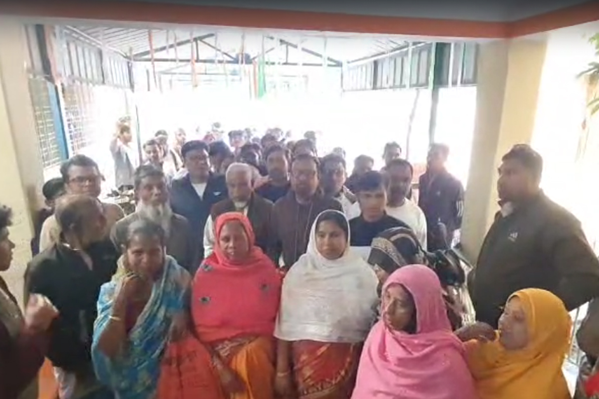 বৈধ নাম কাটার ‘চেষ্টা’, বাদুড়িয়ায় ৩৩ জীবিতকে ‘মৃত’ দেখিয়ে ফর্ম পূরণ বিজেপির! বিক্ষোভ বিডিও অফিসে