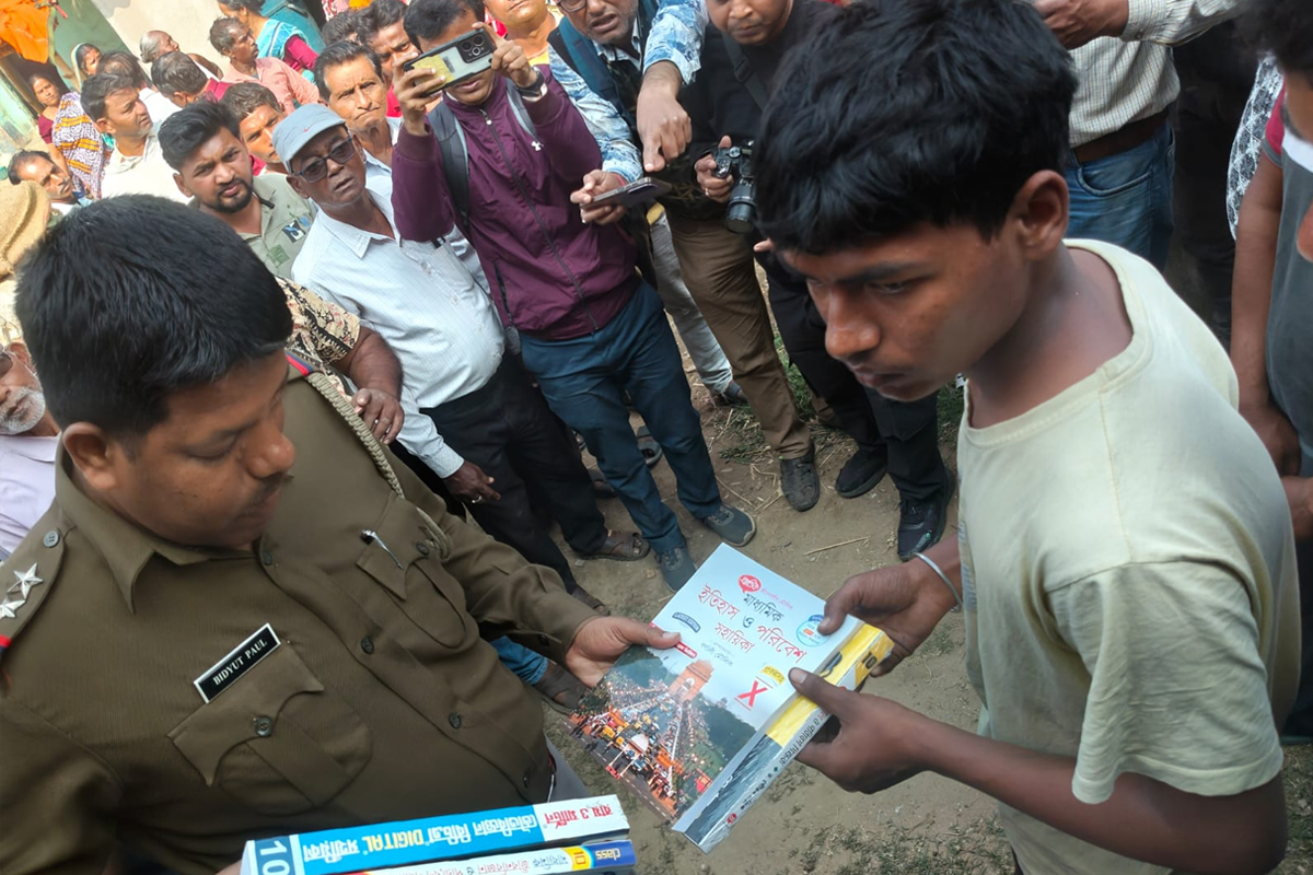 পরীক্ষাকেন্দ্রে কিশোর, তখনই অগ্নিকাণ্ডে ছাই বাড়ি, বই! মাধ্যমিক পরীক্ষার্থীকে নতুন গ্রন্থ কিনে দিল মানবিক পুলিশ