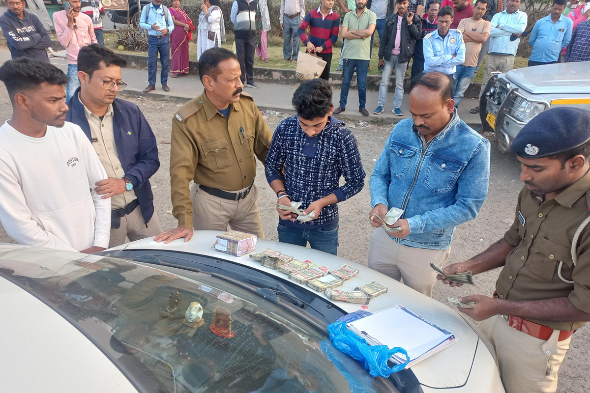 ভোটের আগে গাড়িতে উদ্ধার লাখ লাখ নগদ! বর্ধমানে গ্রেপ্তার বিজেপি সাংসদ ঘনিষ্ঠ বাঁকুড়ার ২ যুবক