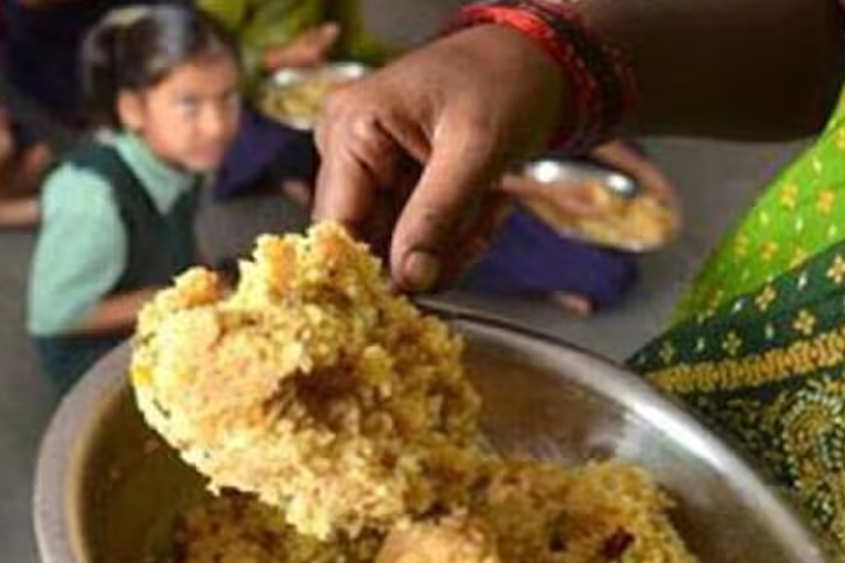 মিড ডে মিল খেয়ে অসুস্থ ৭০-এর বেশি পড়ুয়া! সংকটজনক অবস্থা ছাত্রীর, আতঙ্কে অভিভাবকরা