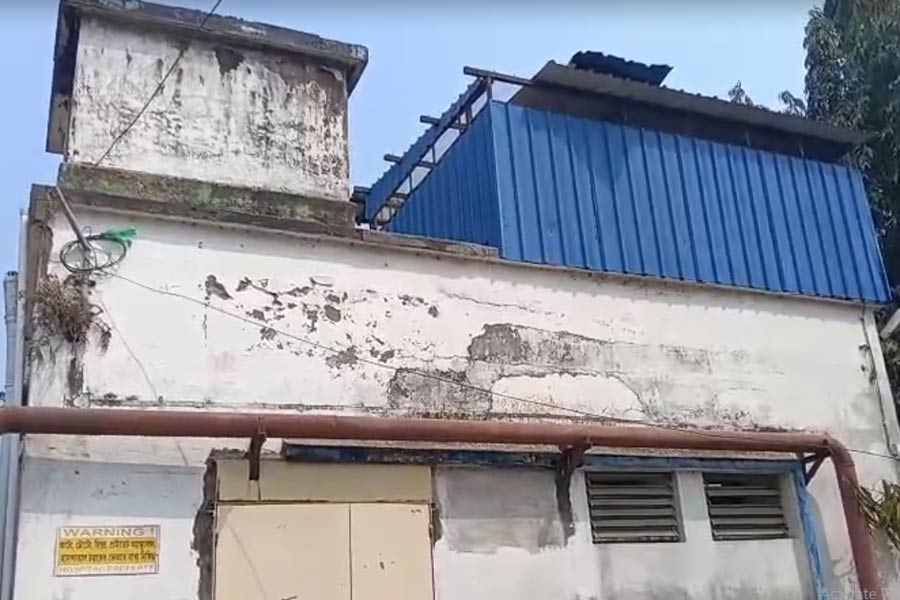 The patient attempted suicide by jumping from the hospital rooftop in contai