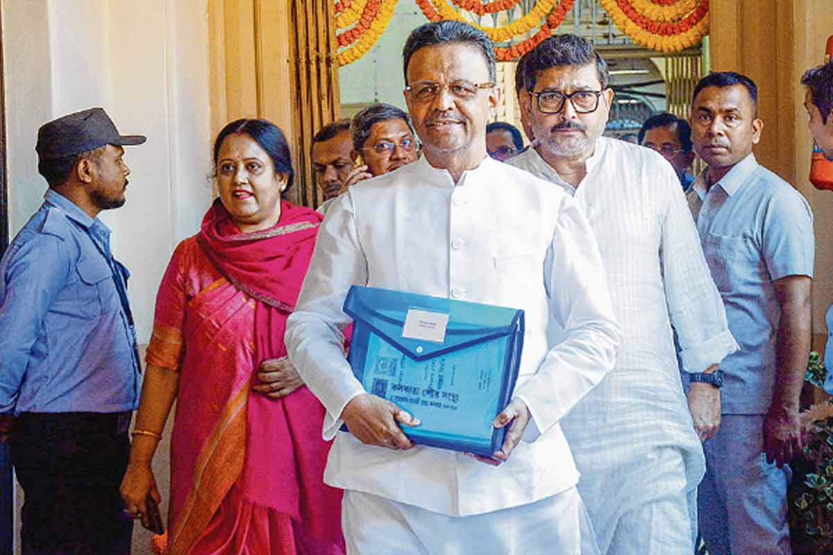 ঘাটতি কমিয়ে কলকাতা পুরবাজেটে জনকল্যাণে জোর ফিরহাদের, ‘হাম্পটি ডাম্পটি’ কটাক্ষ বিজেপির