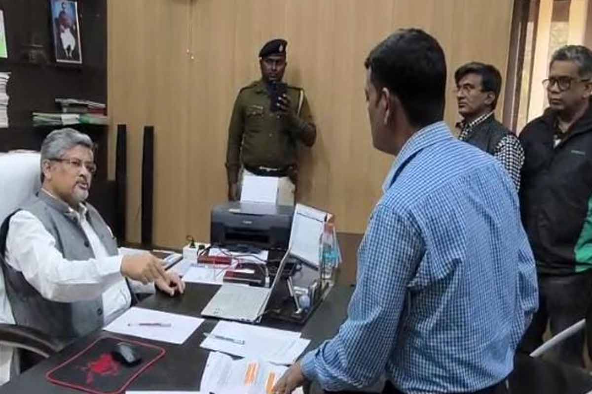 একনায়কতন্ত্র চালানোর অভিযোগ, গৌড়বঙ্গ বিশ্ববিদ্যালয়ের উপাচার্যকে ঘিরে বিক্ষোভ