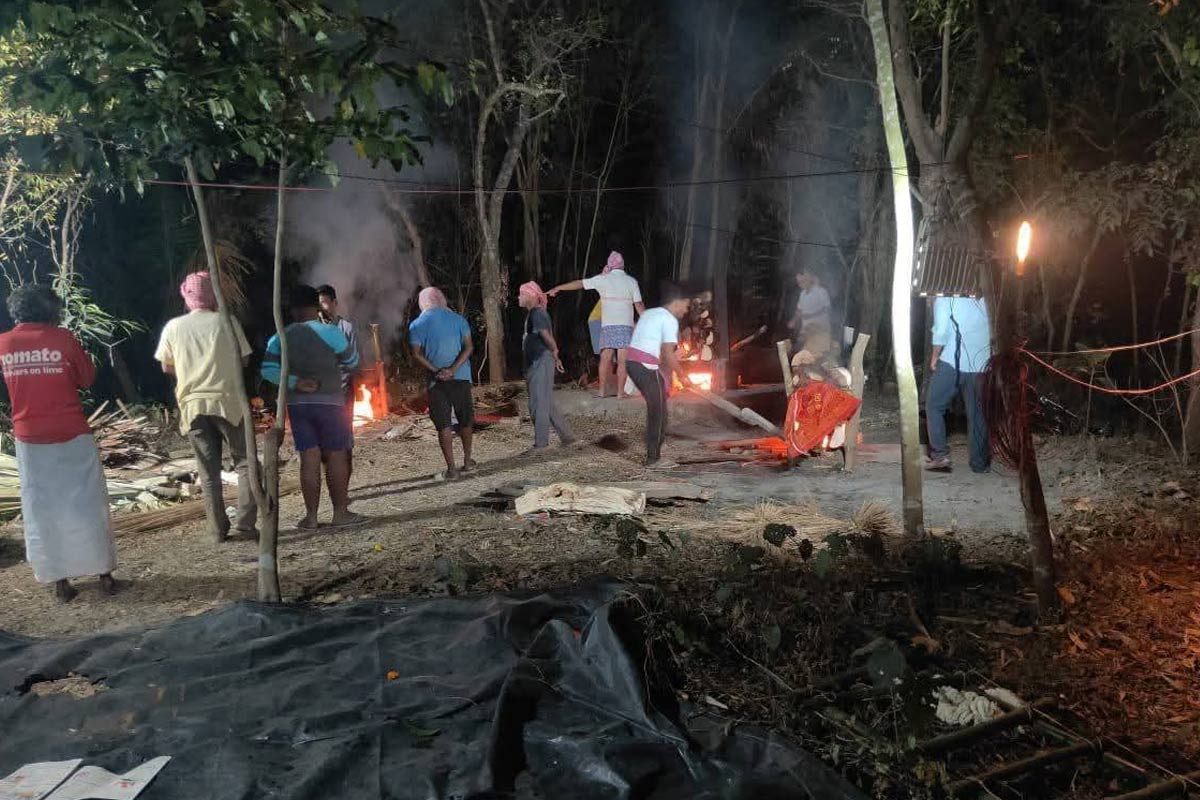 দুর্ঘটনায় নিশ্চিহ্ন পরিবার, সরকারি সাহায্য নেবে কে? চিতার সামনে দাঁড়িয়ে উত্তর খুঁজছেন এলাকাবাসী