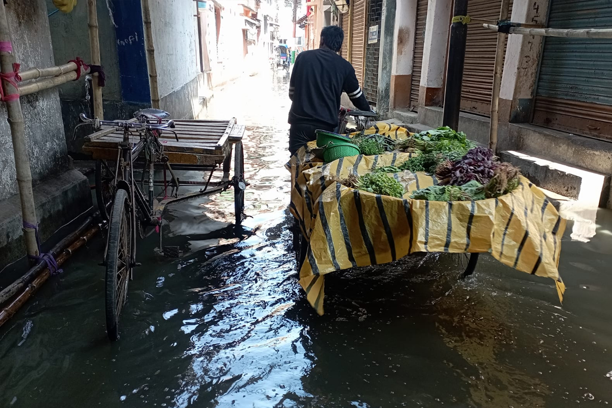 Howrah roads flooded overnight, Madhyamik students in trouble
