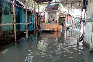 শুখা মরশুমে ‘বন্যা’, রাতারাতি জলমগ্ন হাওড়ার রাস্তা, সমস্যায় ৩ স্কুলের মাধ্যমিক পরীক্ষার্থীরা