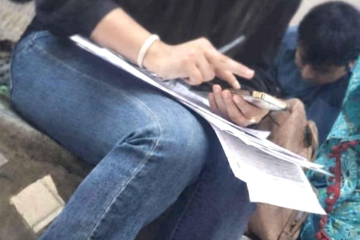 হাতে আইফোন, পকেটে গাড়ির চাবি! আসানসোলে ‘বেকার ভাতা’র লাইনে তরুণী